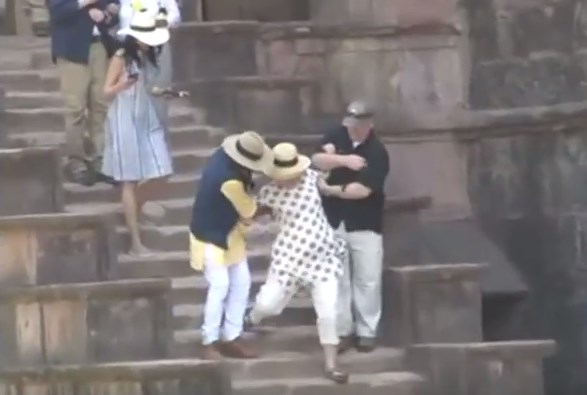 ХИТ на интернет: Хилари Клинтон за малку ќе излеташе од скалите (ВИДЕО)