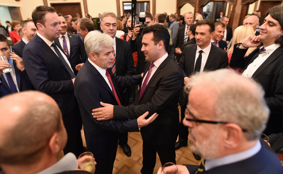 ВМРО-ДПМНЕ: СДСМ наместо соживот, со насилничкото носење на законот за двојазичност предизвикува поделби