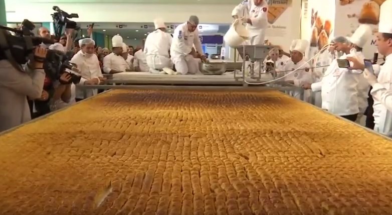 ВИДЕО: Направена најголемата баклава во светот- ќе влезе во Гинис