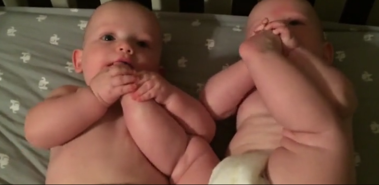 Овие две бебиња ќе ги разбудат во вас сите емоции (ВИДЕО)