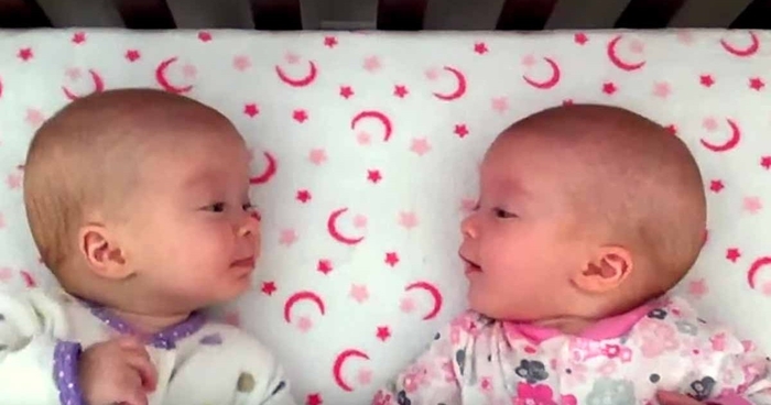 Најслаткото видео кое го имате видено: Мајка ги оставила своите близначиња во креветче, а потоа…