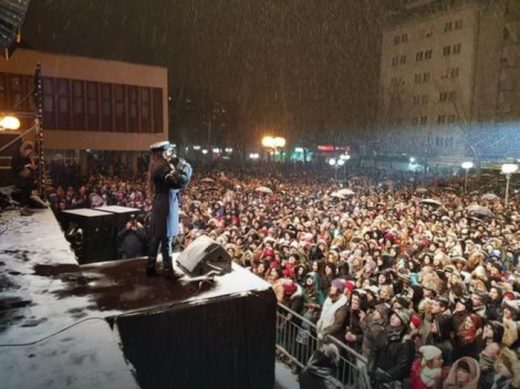 Вакво нешто никогаш не направила: Цеца завеана со снег на -8 пееше пред 10.000 луѓе