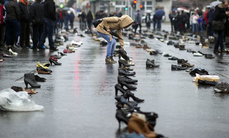 Со чевли пред Владата протестираше против масовно иселување, денес плука по дијаспората