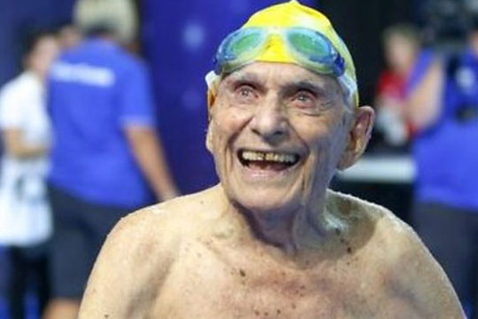 ВИДЕО: Има 100 години и станува светски рекордер, му завидуваат тројно помлади пливачи