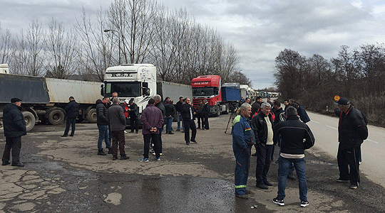 Транспортерите на „Фени” го блокираа патот Кавадарци-Дреново