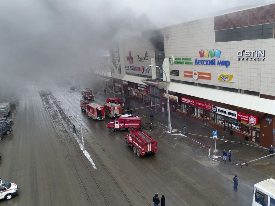 Трагедија по големиот пожар во сибирско Кемерово: 48 загинати, 16 исчезнати лица (ФОТО)