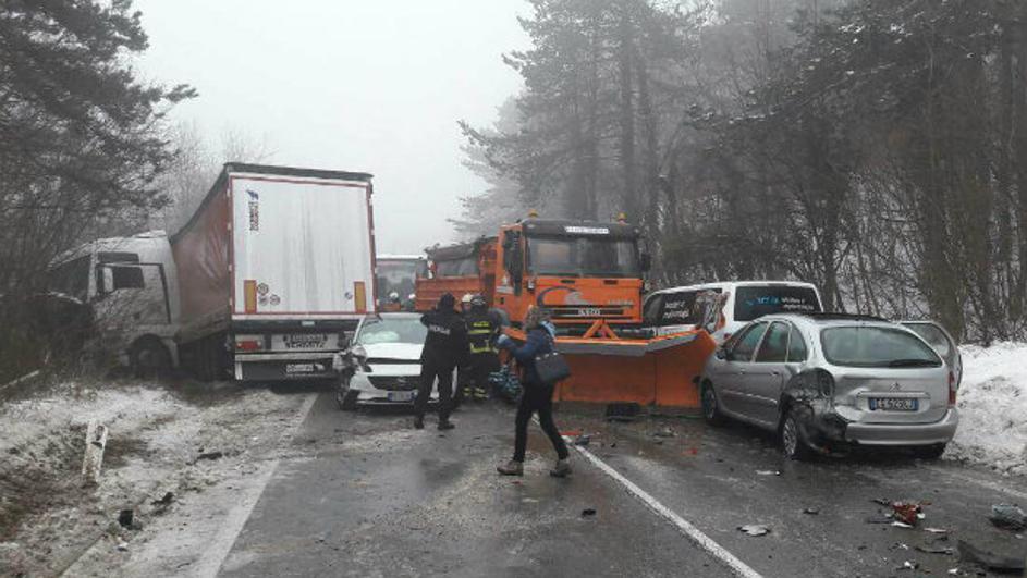 Ужасна сообраќајка во Хрватска: Се судрија два шлепери, автобус и неколку автомобили (ФОТО)