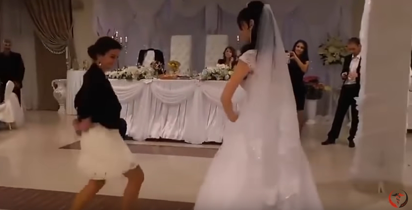 ВИДЕО: Кумата ги засени невестата и младоженецот, немате видено некој друг вака да игра