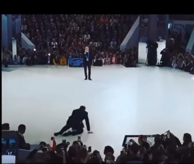 ВИДЕО: Лавров се сопна и падна пред преполна сала