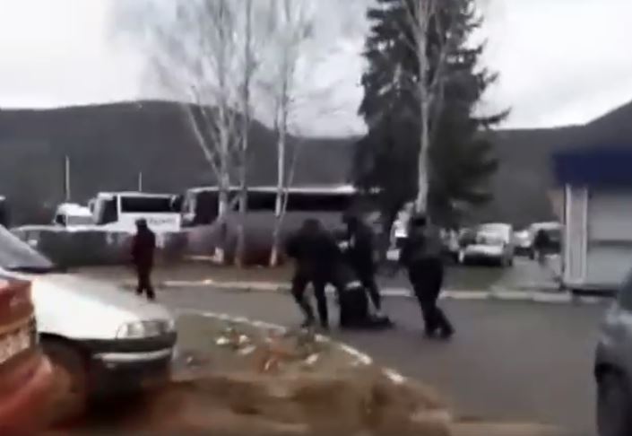 Ново видео од апсењето: Специјалци брутално го влечат Ѓуриќ на колена по улица