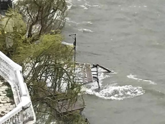 ФОТО: Мостот на желбите целосно урнат во силното невреме во Охрид