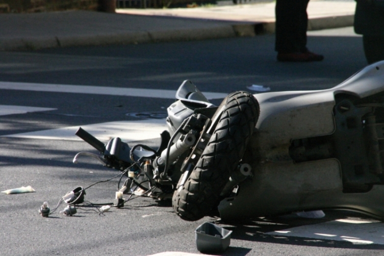 Мотоциклист тешко повреден: Излетал од пат, удрил во ограда и паркирано возило