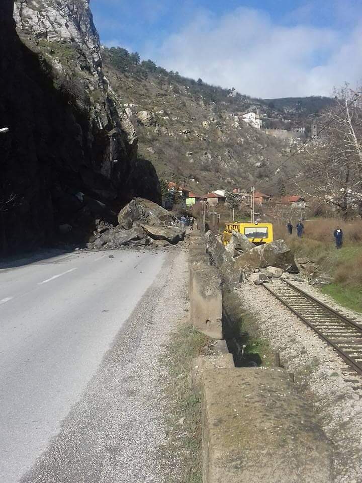 ФОТО: Карпа падна врз пат и пруга кај Велес
