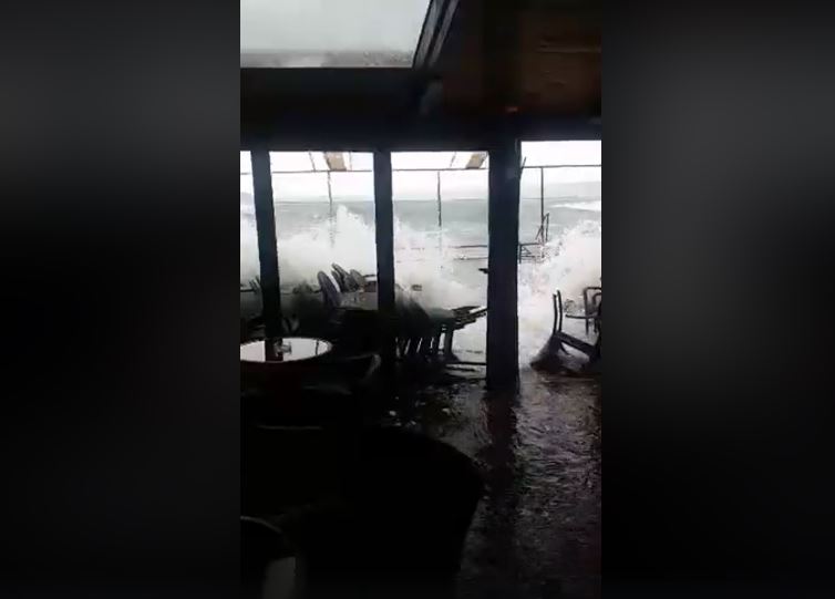 ВИДЕО: Поплавено кафуле во Охрид, силниот ветер го разбрани езерото