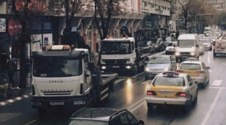 Во Скопје вчера 15 сообраќајни несреќи, а „пајакот“ санкционирало 122 возачи за непрописно паркирање
