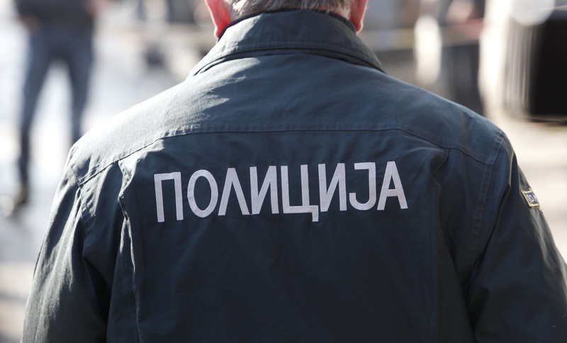 Маж од скопско бил агресивен кон полицајци, па доби лисици на раце