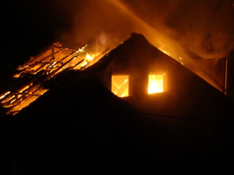 Изгоре напуштена куќа во Старо Нагоричане