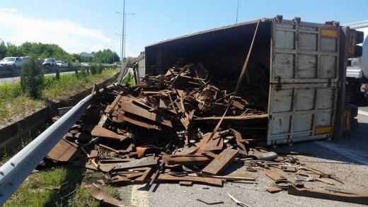 Превртен камион го блокира сообраќајот на патот Крупиште-Пробиштип