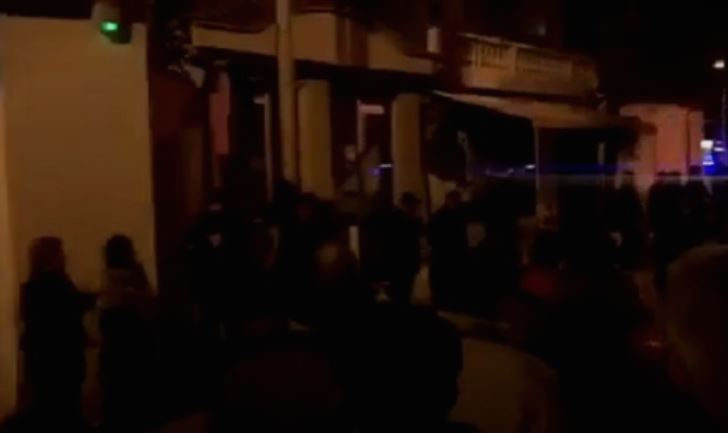 Нетпрес: „Кети предавник“, прилепчани собрани пред домот на пратеничката од СДСМ (ВИДЕО)