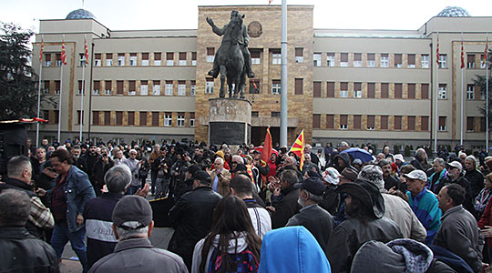 ФОТО: Граѓани протестираат пред Собрание против донесување на законот за јазици