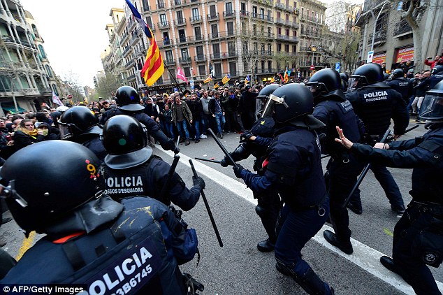 ФОТО: Масовни протести во Барселона, над 50 повредени