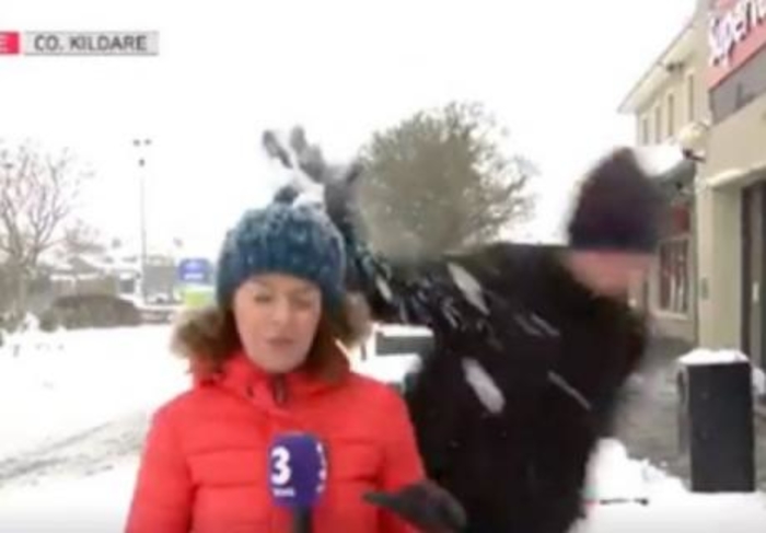 Ја удри со грутка снег за време на пренос во живо: Реакцијата на репортерката е уникатна (ВИДЕО)