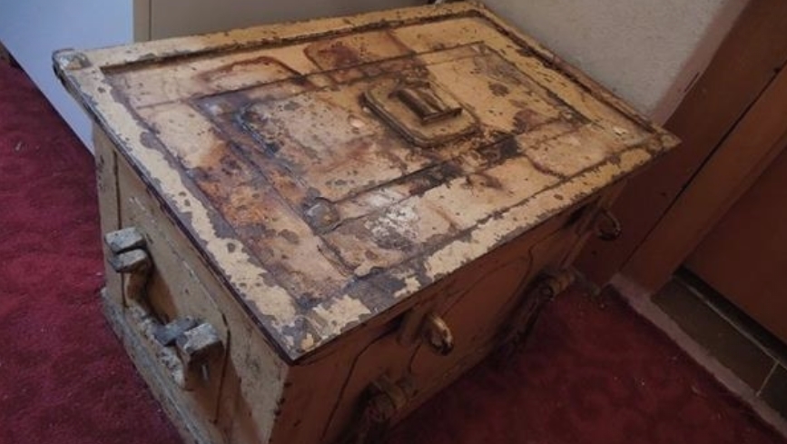 Наследила куќа и во неа најде стар метален ковчег: Кога го отворила… (ВИДЕО)