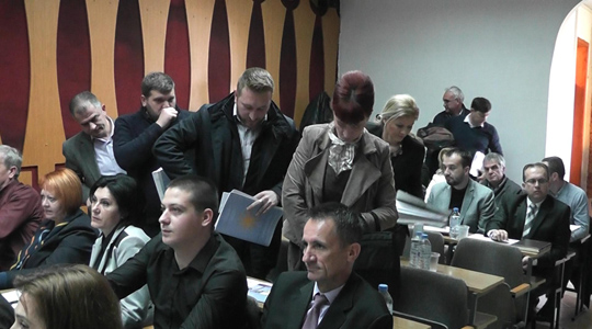 Опозицијата во Советот на општина Кочани ја напушти седницата поради законот за јазици