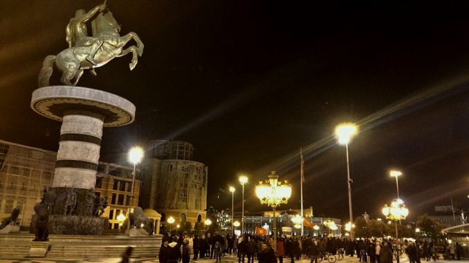 Твитер заедницата алармира: Ноќва ќе се руши споменикот на скопскиот плоштад?