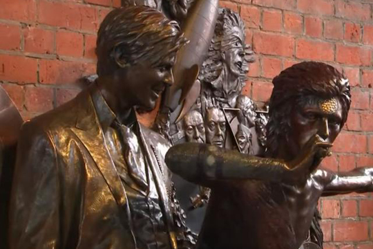 Откриена првата статуа на Дејвид Боуви
