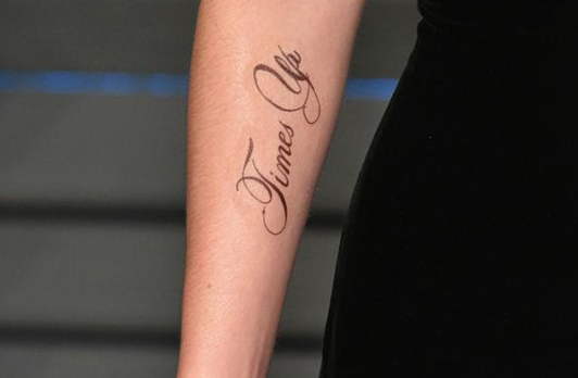 Славната актерка ја покажа тетоважата со правописна грешка (ФОТО)