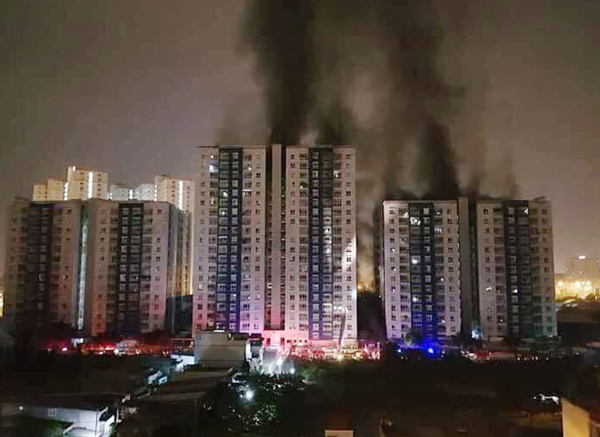 ФОТО: Голем пожар во зграда со над 700 семејства, најмалку 13 лица се загинати