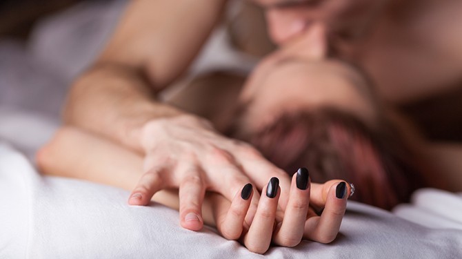 Како жените манипулираат со мажите за време на сексот?