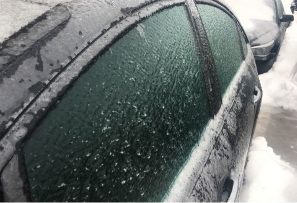 ФОТО: Замрзнат дожд во Гостивар, возачите и учениците на мака