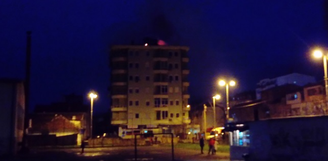 Гори зграда во Тетово, пожарникари со часови се борат со огнените јазли