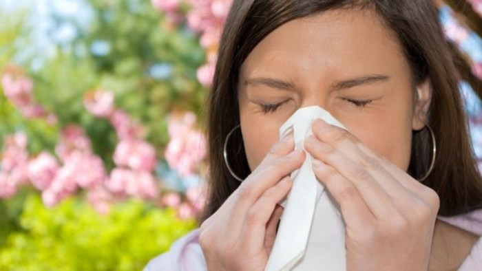 Ви тече носот, ви солзат очите и кашлате? – оваа билка е лек за пролетна алергија