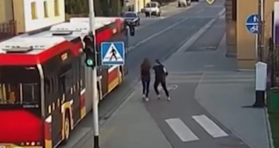 Секунди ја делеа од смрт: Тинејџерка ја бутна својата другарка под автобус кој за милиметар ја промаши нејзината глава (ВИДЕО)