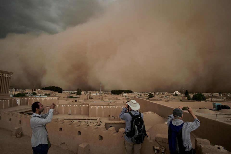 Како од апокалиптичен филм: Песочна бура го проголта целиот град за неколку секунди (ВИДЕО)