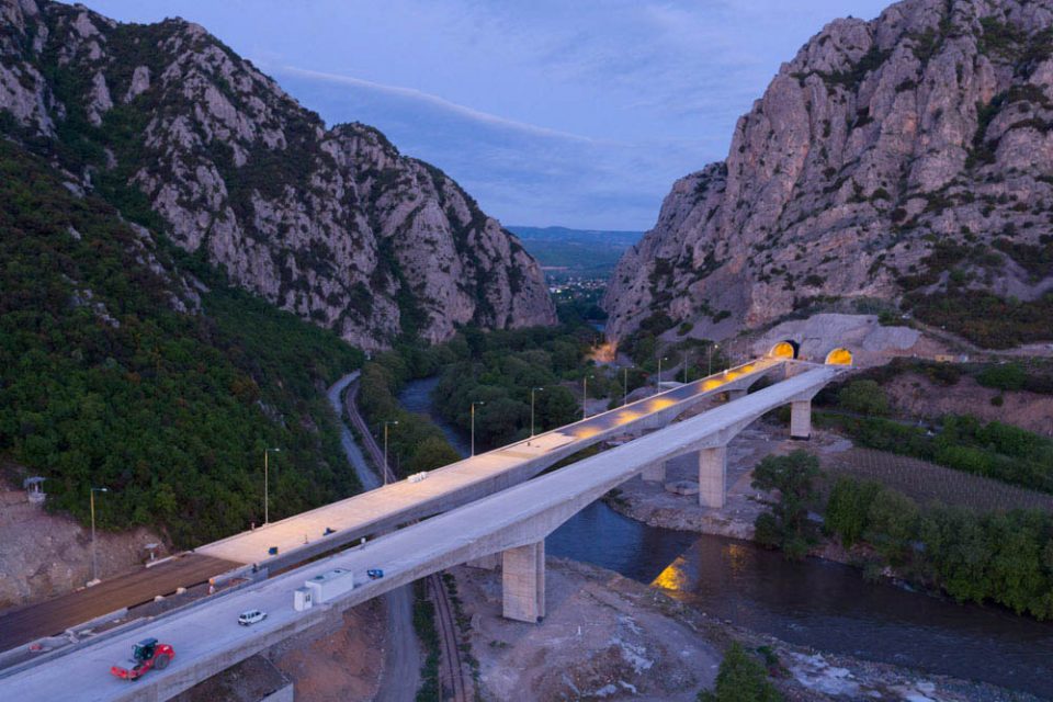 По година дена целосен застој во понеделник ќе се сече лента на автопатот кој го изгради ВМРО-ДПМНЕ, Демир Капија- Смоквица