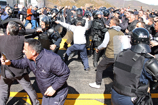 За демонстрантите против патарините во Албанија одреден притвор