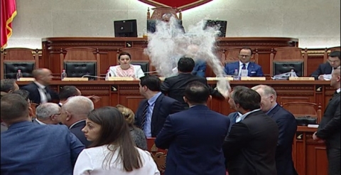 ВИДЕО: Хаос во парламентот на Албанија, пратениците со брашно и јајца удрија по Еди Рама