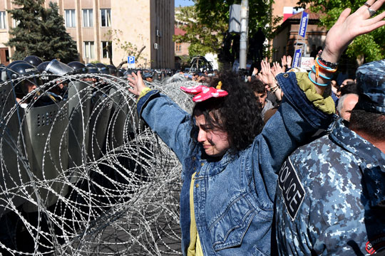 Активисти на опозицијата блокираат улици во Ереван