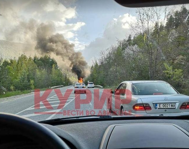 ФОТО: Вака гореше автобусот кој патуваше кон Македонија со 46 патници