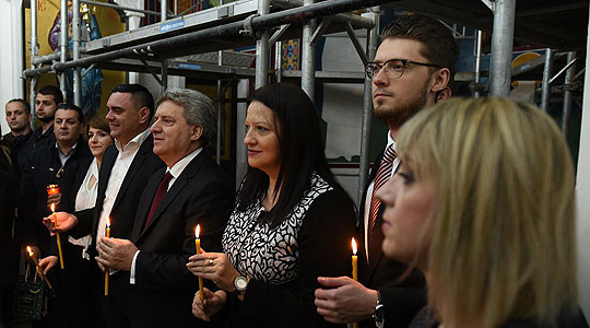 ФОТО: Иванов со семејството и градоначалникот Јанчев на полноќна велигденска литургија во Кавадарци