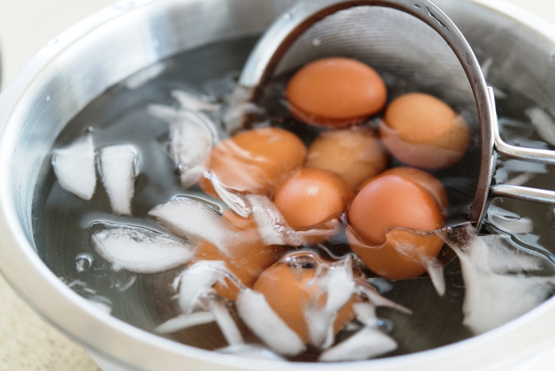 Како да ги сварите јајцата за Велигден без да испукаат?
