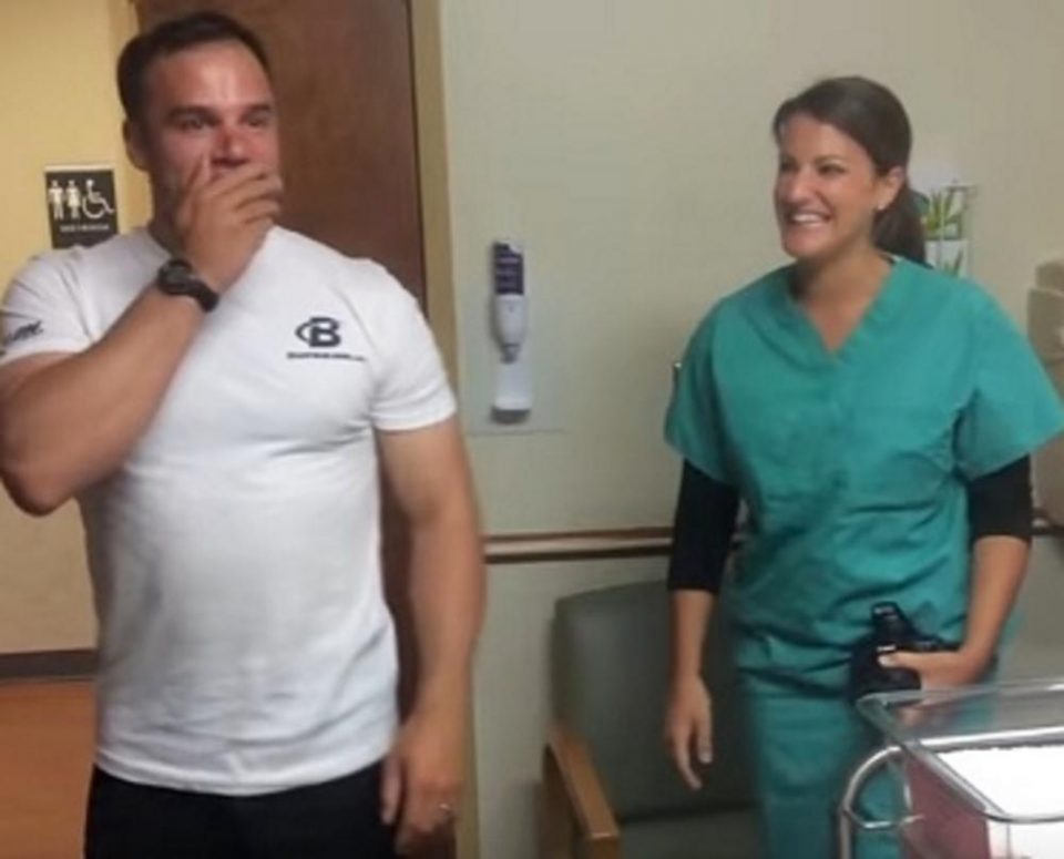 ВИДЕО: Војник отишол на одмор да ја види својата новородена ќерка, кога влегол во болница следел шок