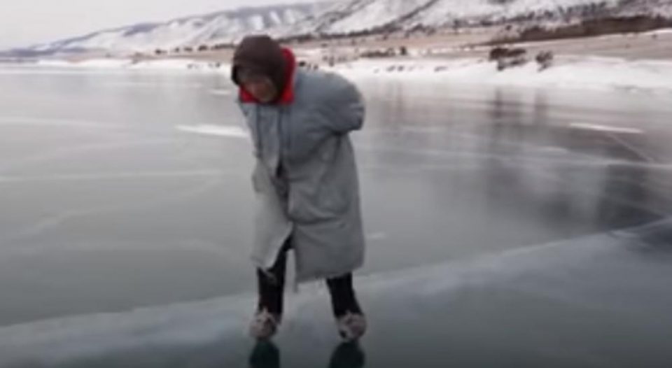 Супер бабичка од Сибир: Живее потполно сама, а со 76 години лизга подобро многу помлади (ВИДЕО)