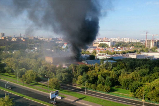 Едно лице загина при пожар во трговски центар во Москва