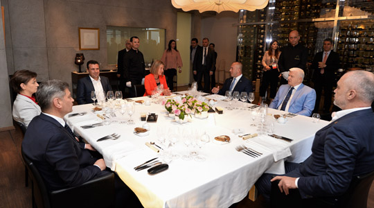 Могерини и Заев домаќини на неформална вечера со премиерите од Западен Балкан