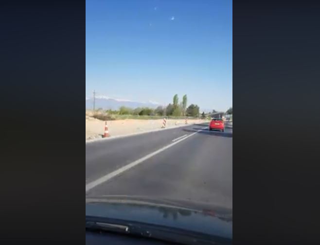 ВИДЕО: Заев и Сугарески со 5 работници го градат автопатот Кичево- Охрид